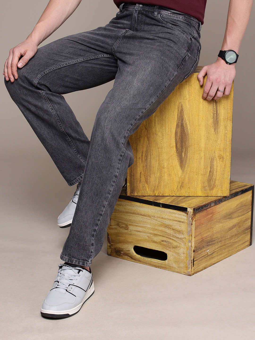 

The Roadster Life Co. Men Pure Cotton Straight Fit Light Fade Jeans, Grey