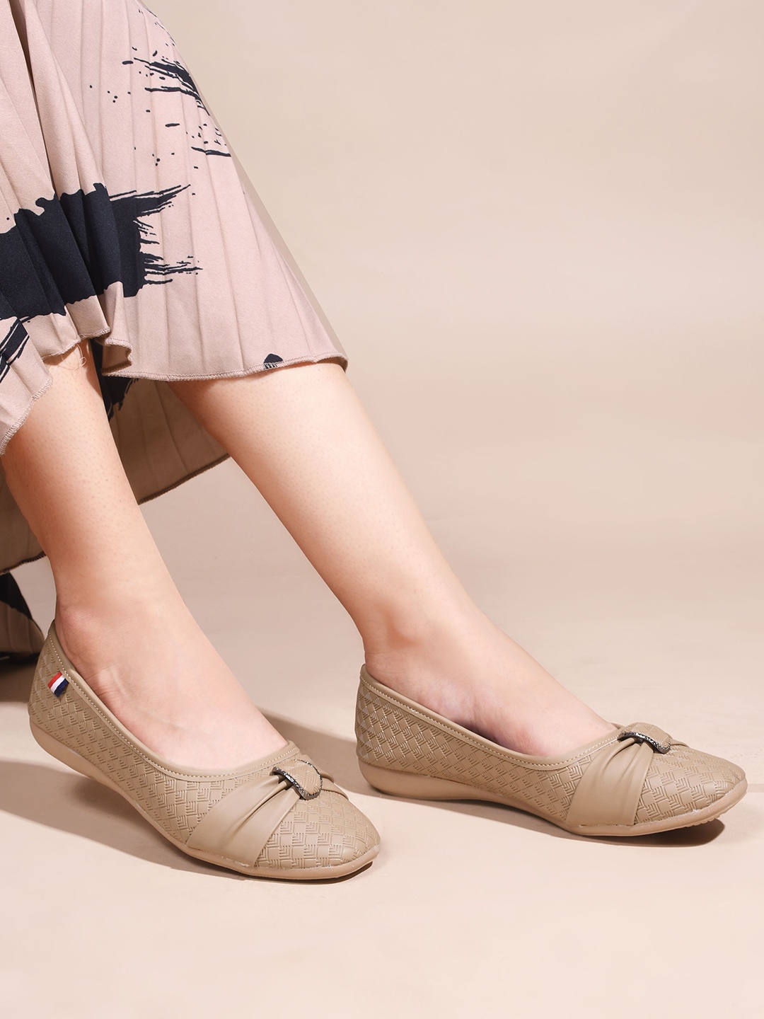 

SHUZ TOUCH Women Slip-On Round Toe Ballerinas Flats, Camel brown