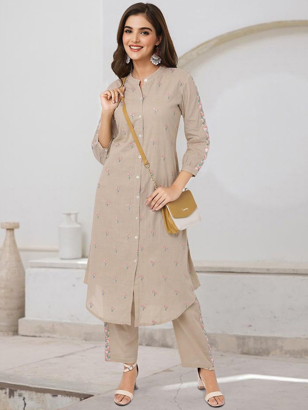 

Ishin Floral Embroidered Pure Cotton Kurta With Trousers, Off white