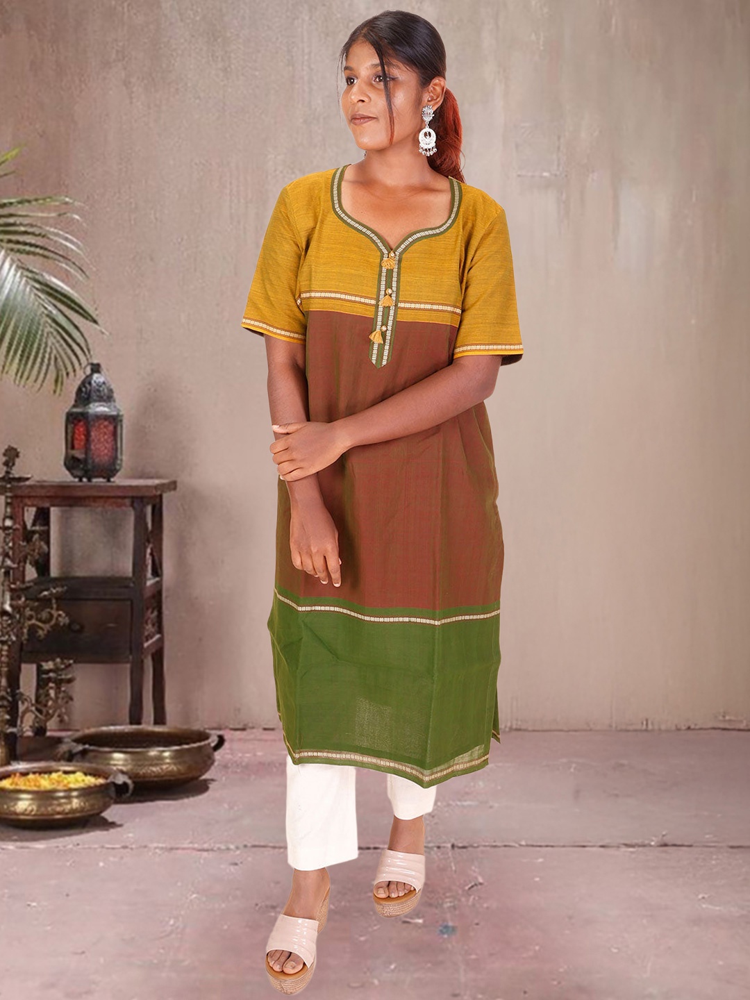 

Avishya Colourblocked Round Neck Pure Cotton Straight Kurta, Mustard