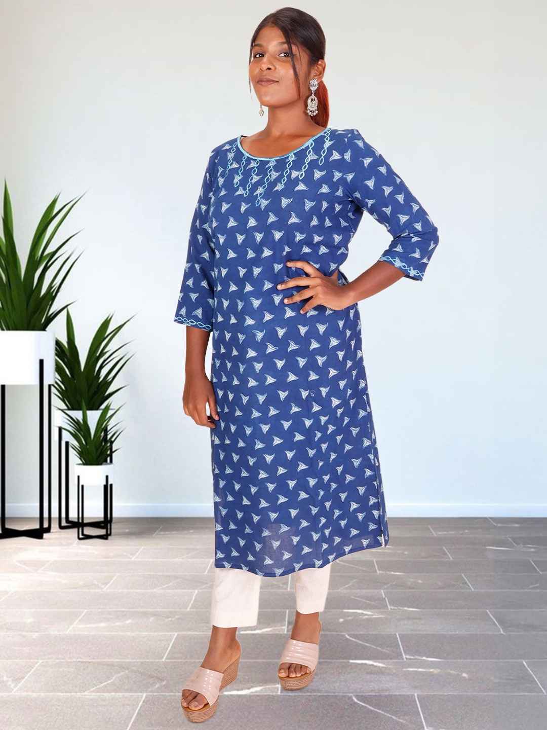 

Avishya Geometric Printed Thread Work Pure Cotton Straight Kurta, Blue