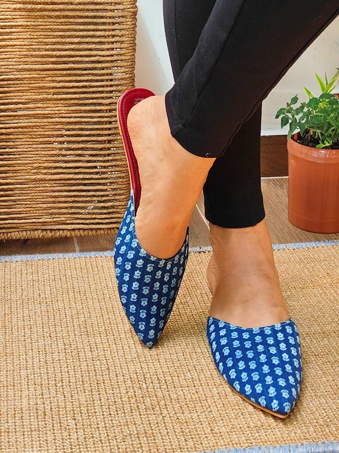 

THE MADRAS TRUNK Women Printed Mules Flats, Blue