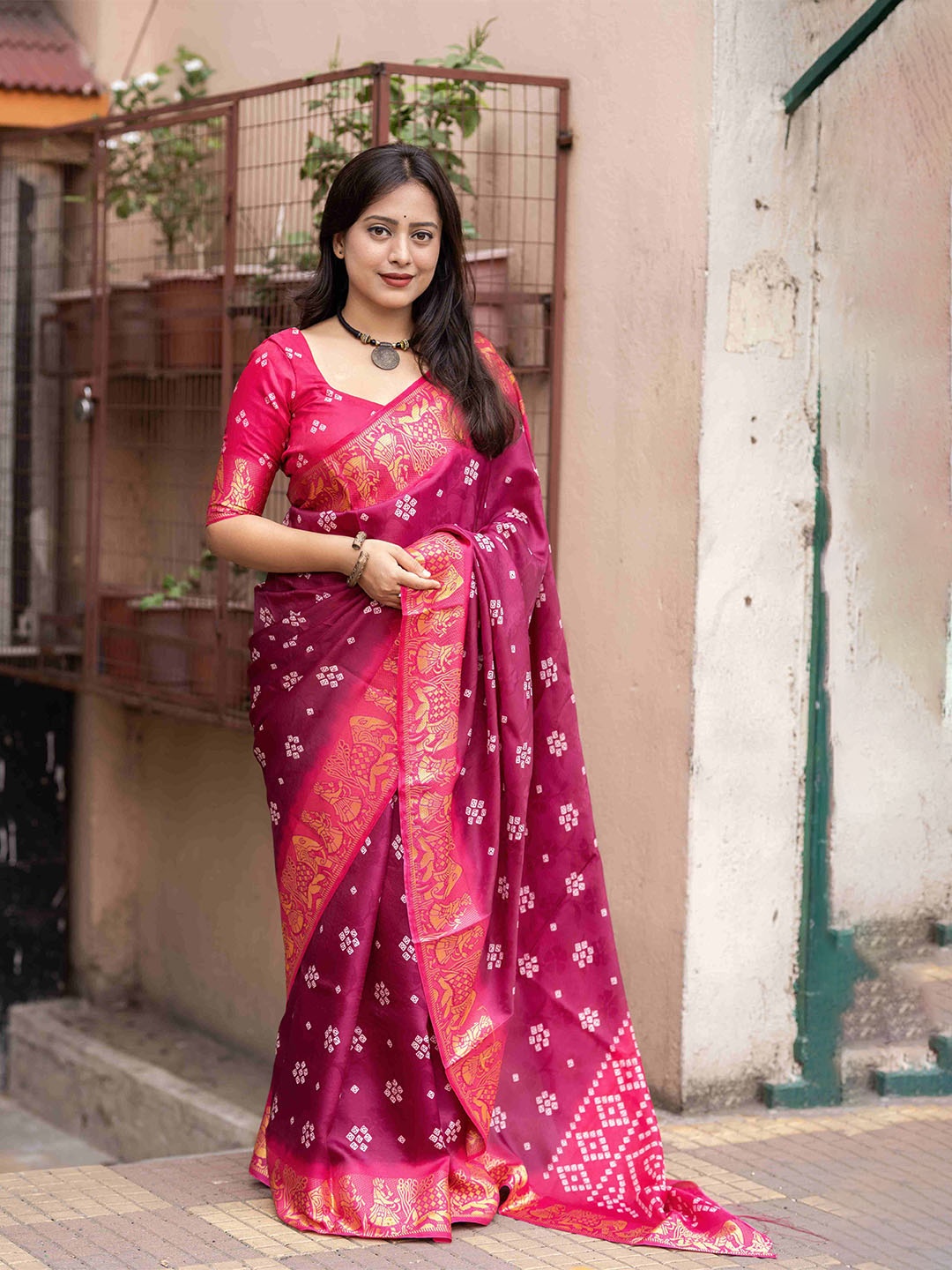 

STAVA CREATION Bandhani Printed Woven Design Zari Saree, Pink