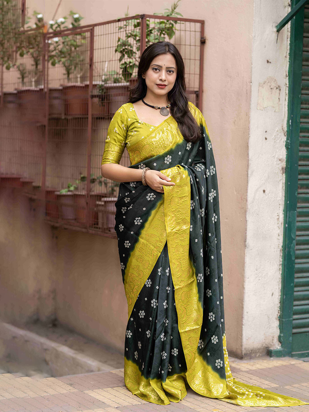 

STAVA CREATION Bandhani Printed Woven Design Zari Saree, Green