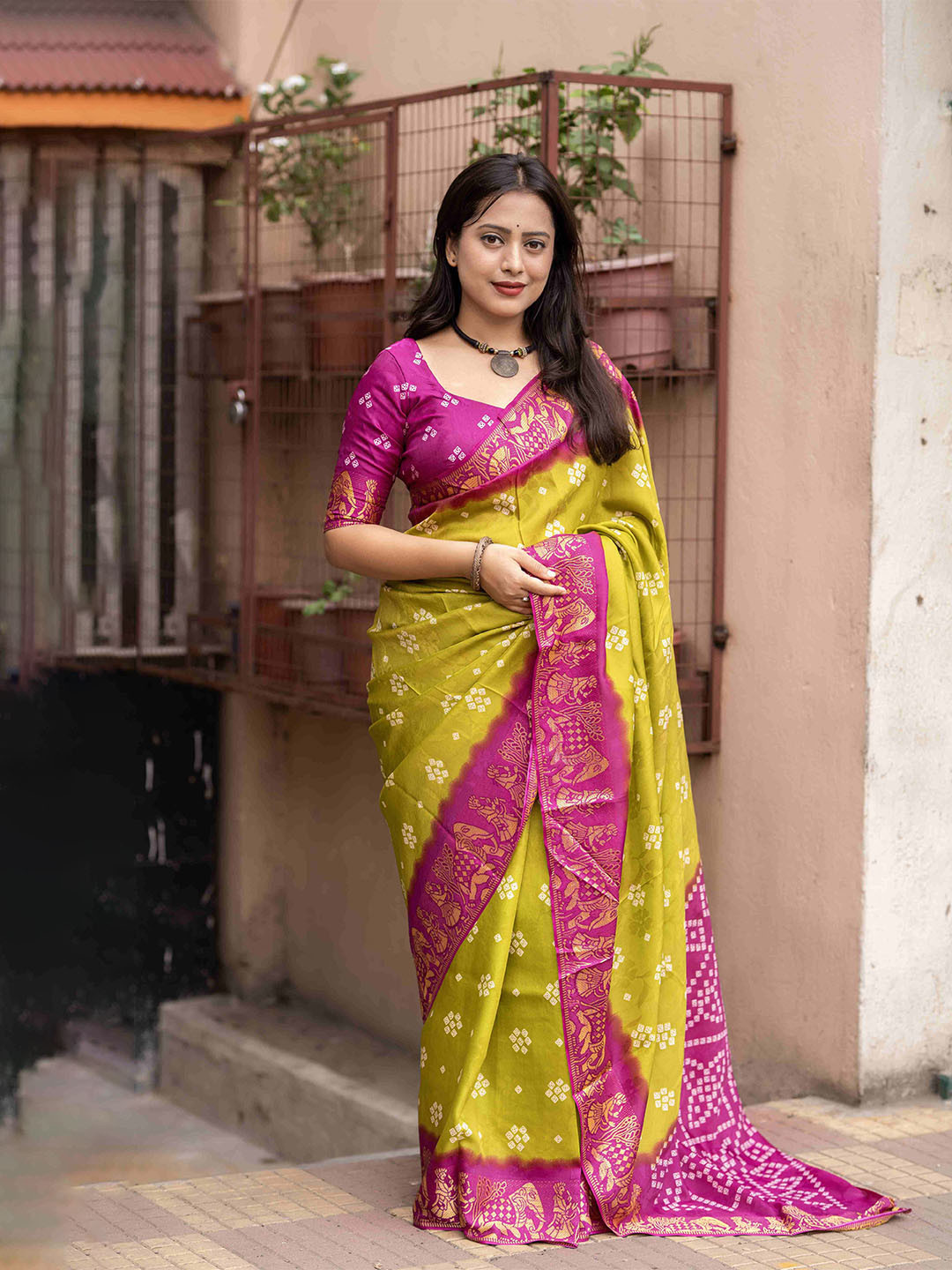 

STAVA CREATION Bandhani Zari Saree, Green