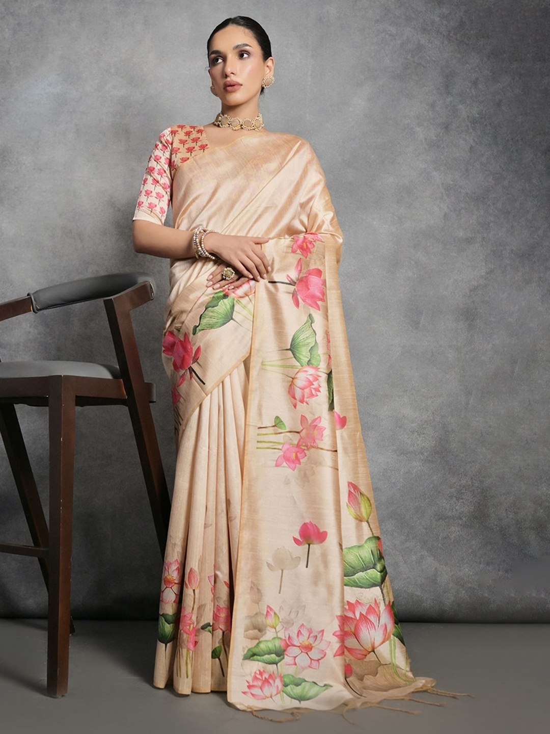 

STAVA CREATION Floral Printed Saree With Blouse Piece, Rose gold