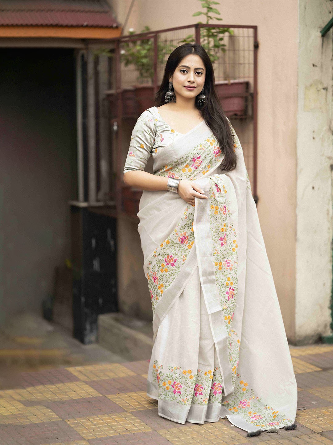 

STAVA CREATION Floral Embroidered Pure Linen Saree, Grey