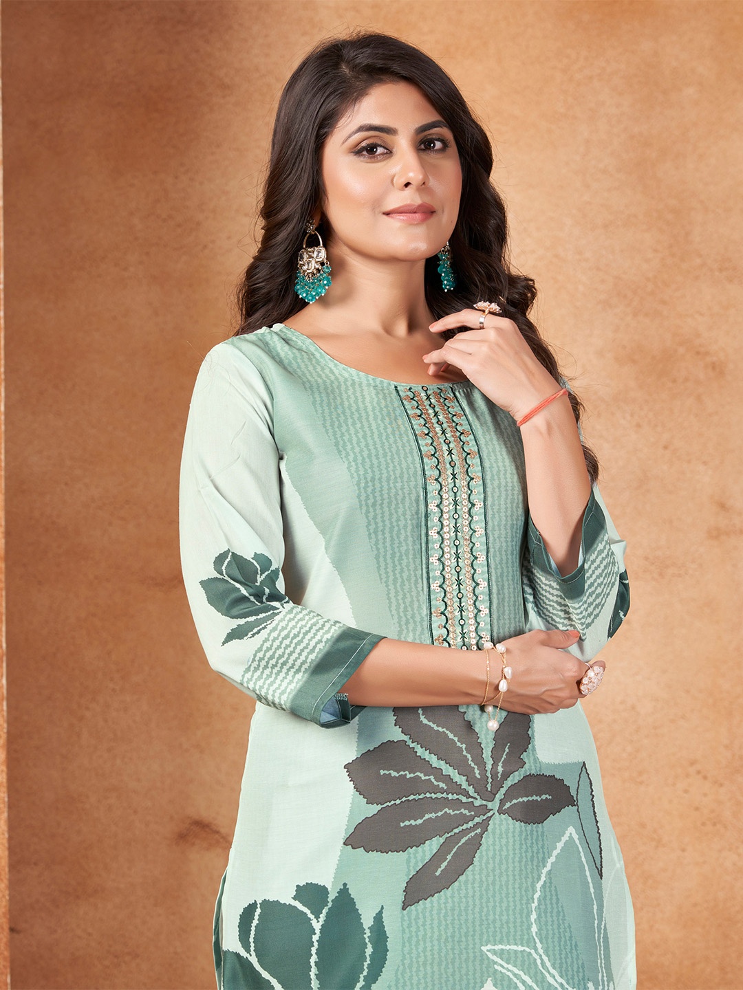 MOJILAA Floral Embroidered Thread Work Straight Kurta with Trousers, Green