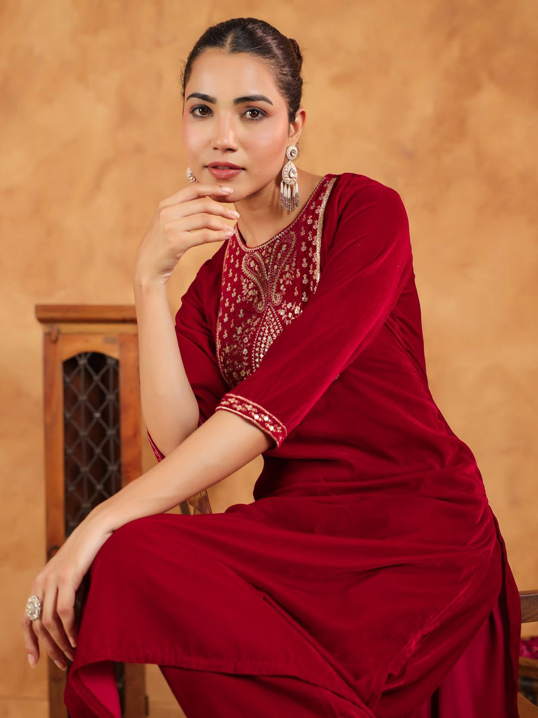 

Janasya Paisley Embroidered Velvet Straight Kurta with Trousers, Red