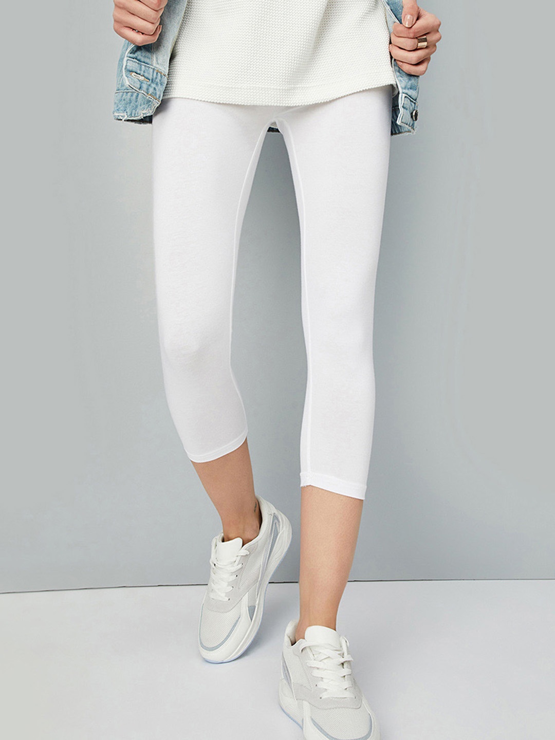 

max Women High-Rise Slim Fit Capris, White