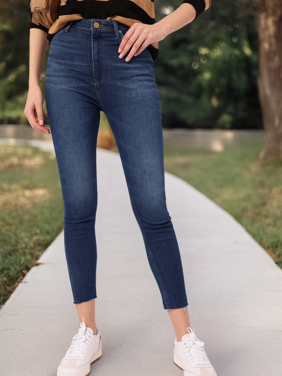 DressBerry Women Urban Vibe Skinny Fit Faded Jeans, Blue