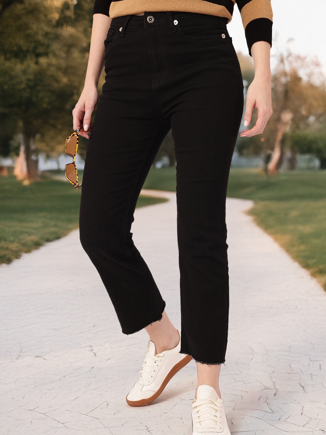 

DressBerry Women Classic Touch Stretchable Frayed Cropped Jeans, Black