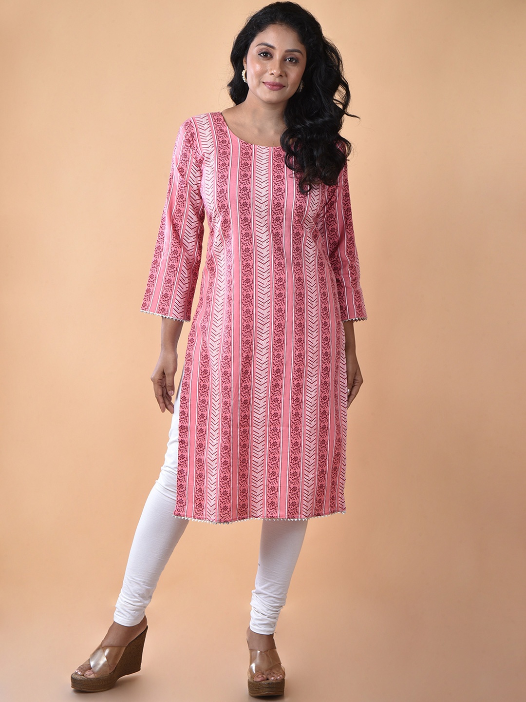 

Rehan Women Floral Printed Pure Cotton Kurta, Red