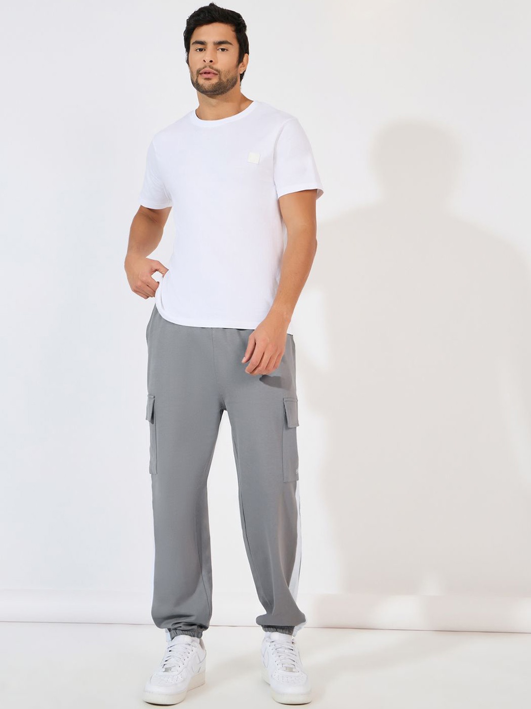 

Styli Men Colorblock Oversized Cargo Pocket Jogger With Embroidery Detail, Grey