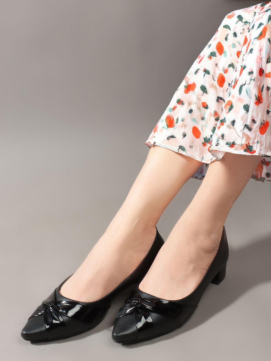 

Carlton London Block Pumps with Bows, Black