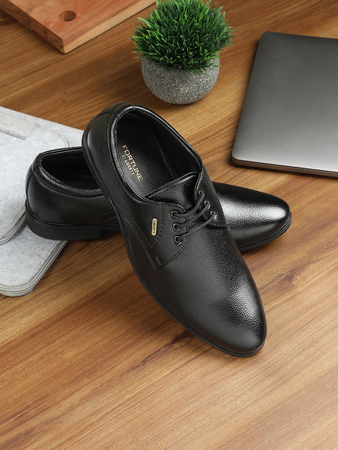 

LIBERTY HOL 130E Men Solid Formal Derby Shoes, Black