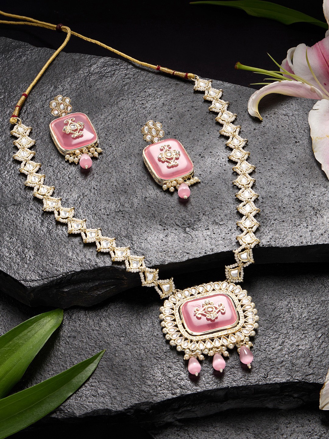 

Zaveri Pearls Gold-Plated Kundan-Studded & Beaded Jewellery Set