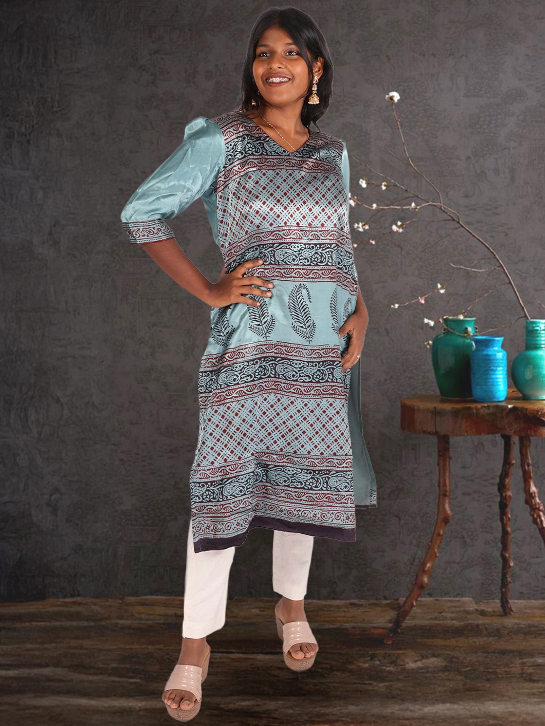 

Avishya Geometric Printed Puff Sleeves V-Neck Straight Kurta, Blue