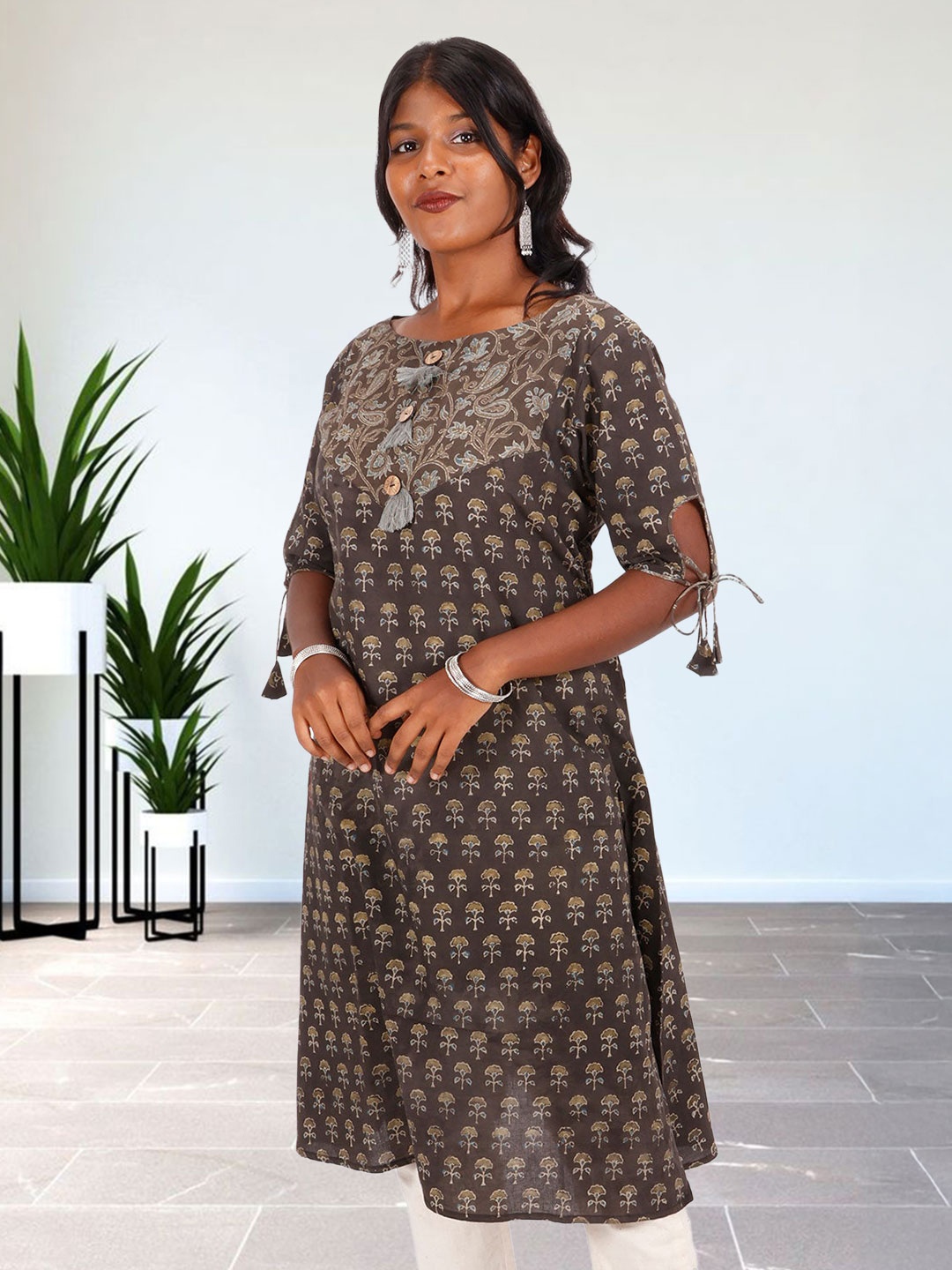 

Avishya Floral Printed Boat Neck Pure Cotton Anarkali Kurta, Black
