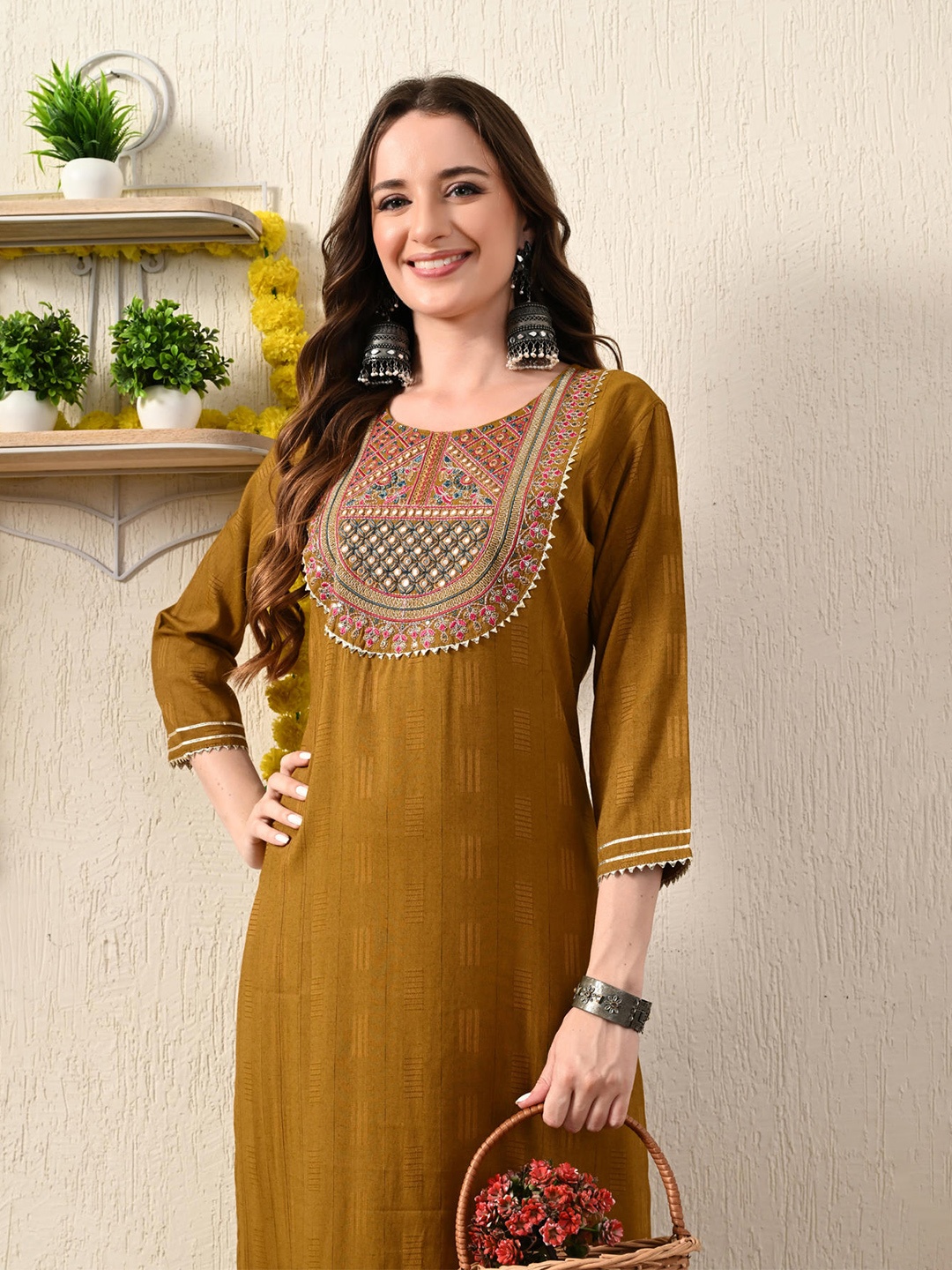 

KEOSA Ethnic Motifs Embroidered Round Neck Zari Straight Kurta, Mustard