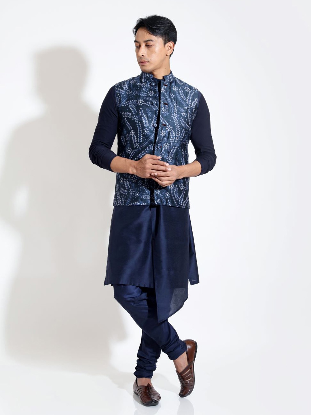 

VIVEK KARUNAKARAN Men Floral Printed Nehru Jackets, Navy blue