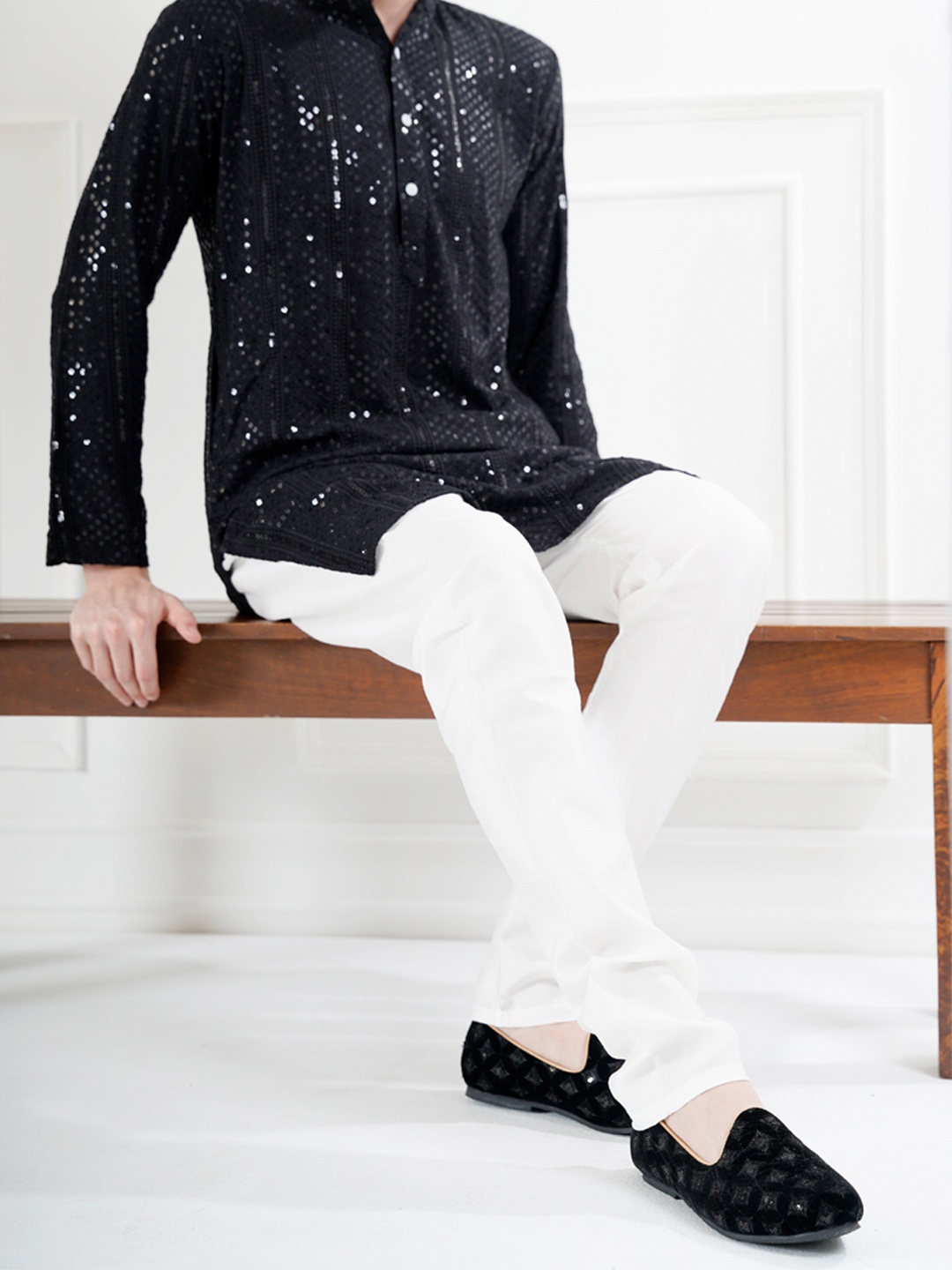 

FAUSTO Men Printed Mojaris, Black