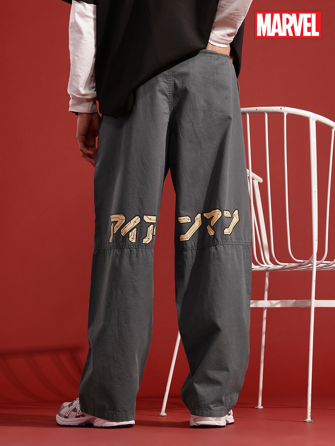 

MARVEL STREET Men Printed Pure Cotton Pleated Trousers, Grey