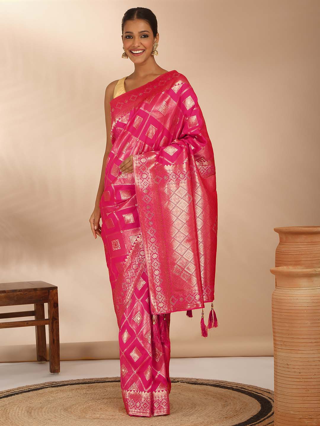 

Likha Women Geometric Woven Design Zari Saree, Red