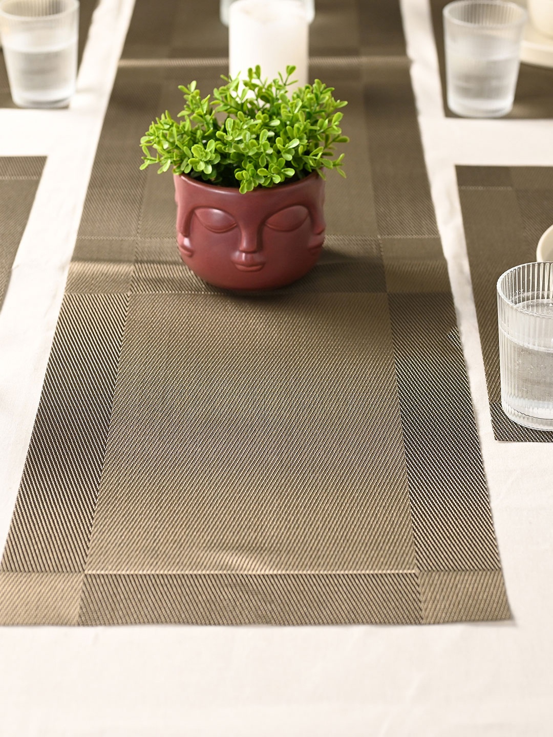 

MARKET99 Green 6 Pcs Textured Table Runner With Placemats