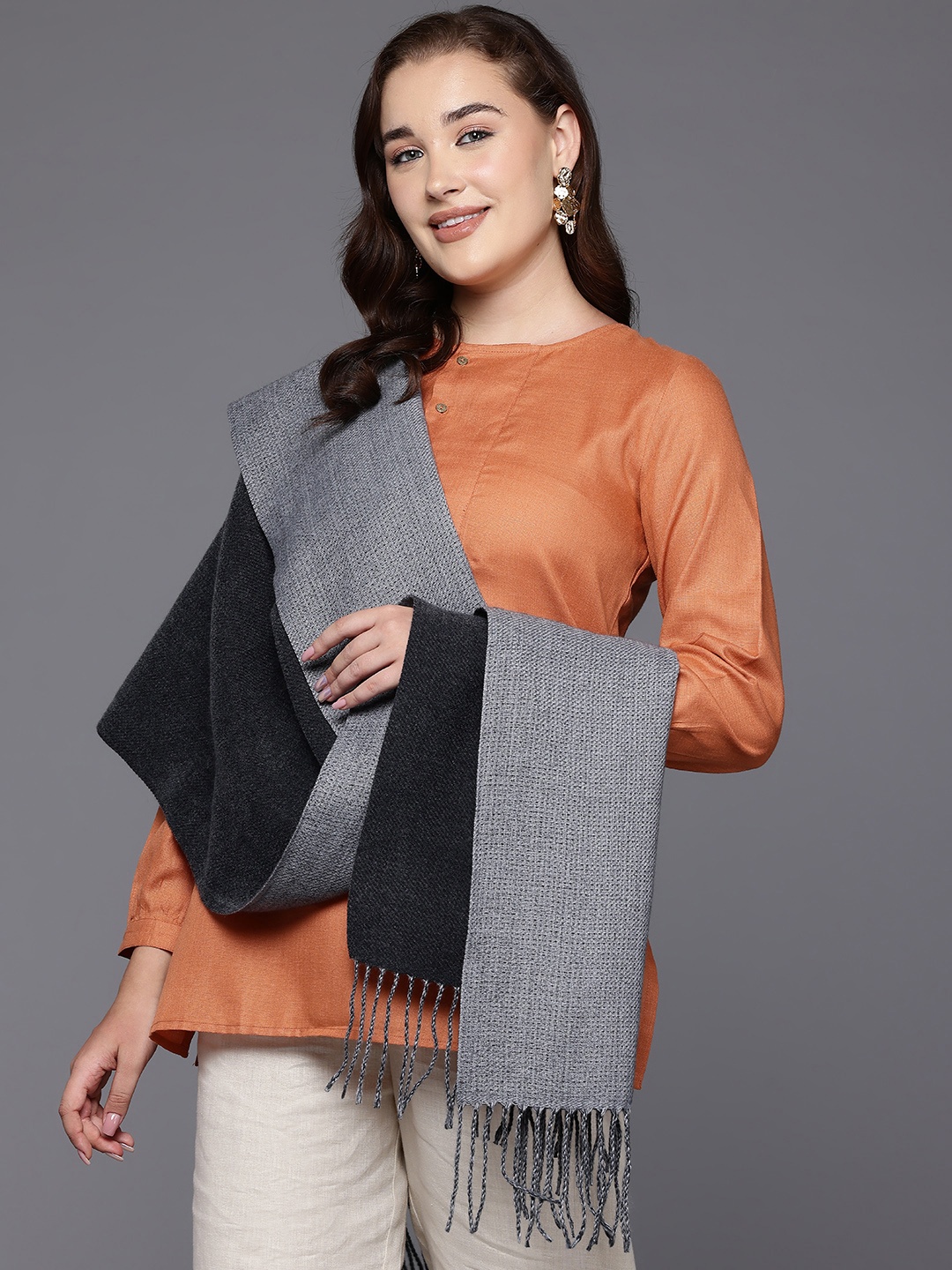 

Cayman Colourblocked Woollen Stole, Charcoal