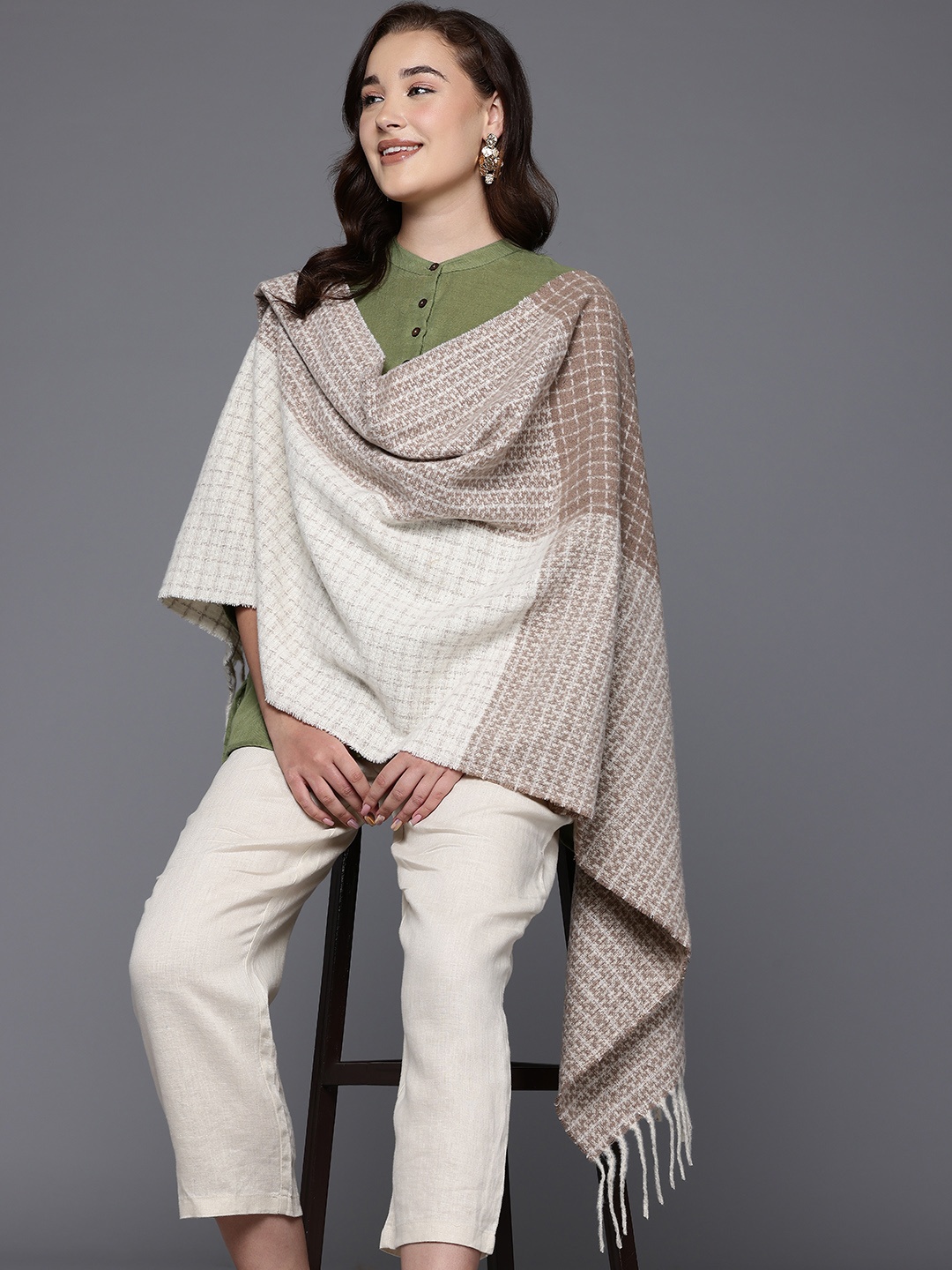 

Cayman Colourblocked Woollen Stole, Beige