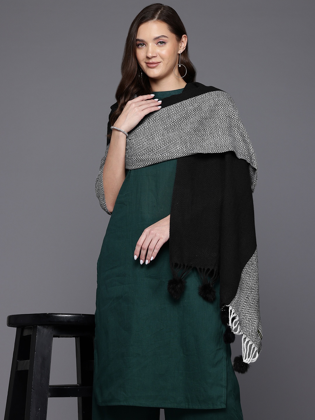 

Cayman Colourblocked Woollen Stole, Charcoal