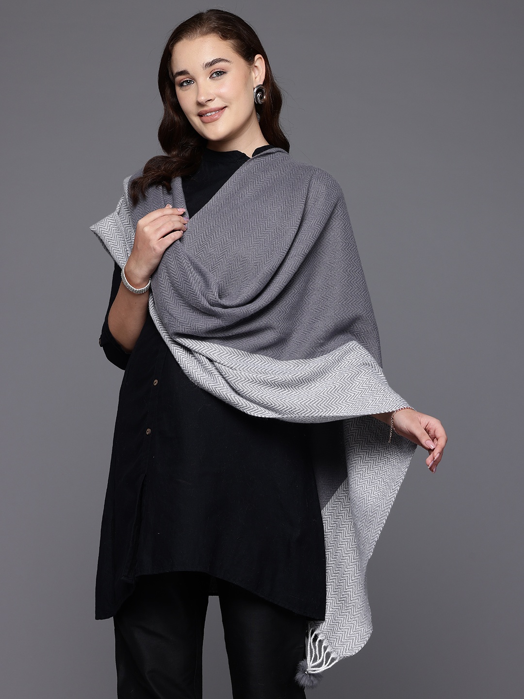 

Cayman Colourblocked Woollen Stole, Grey