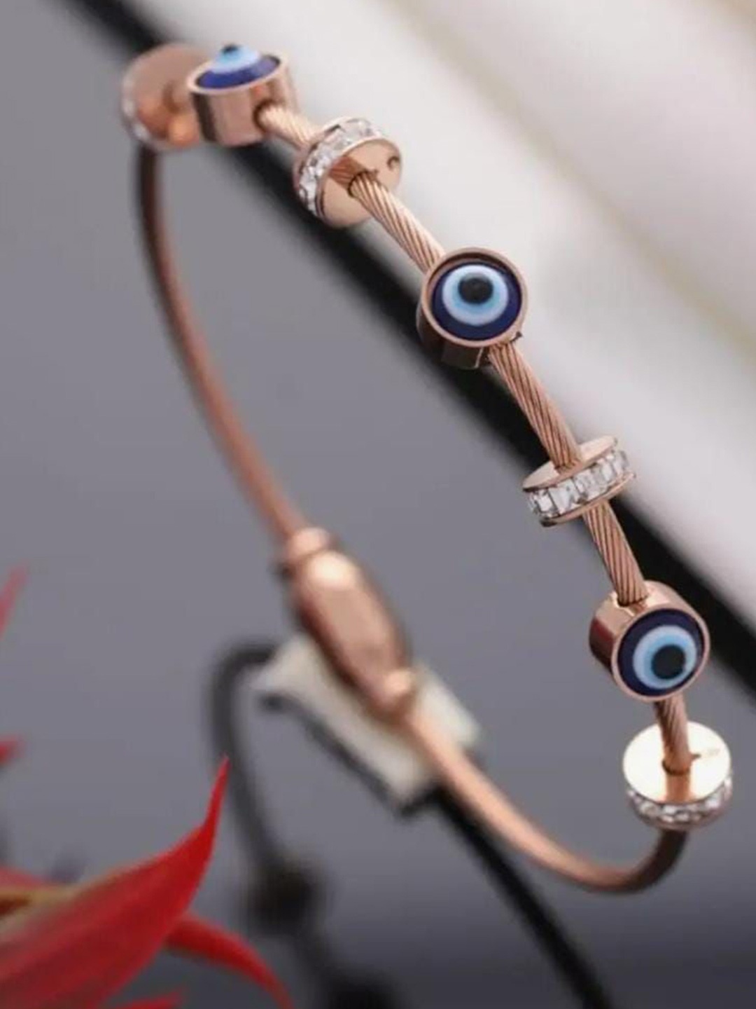

Fashion Frill Gold-Plated Artificial Stones Studded Charm Bracelet