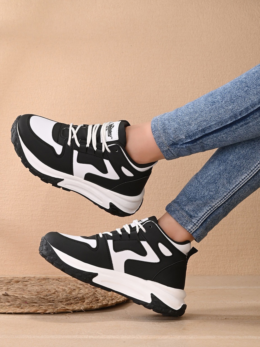 

The Roadster Lifestyle Co Women Casual Sneakers, Black