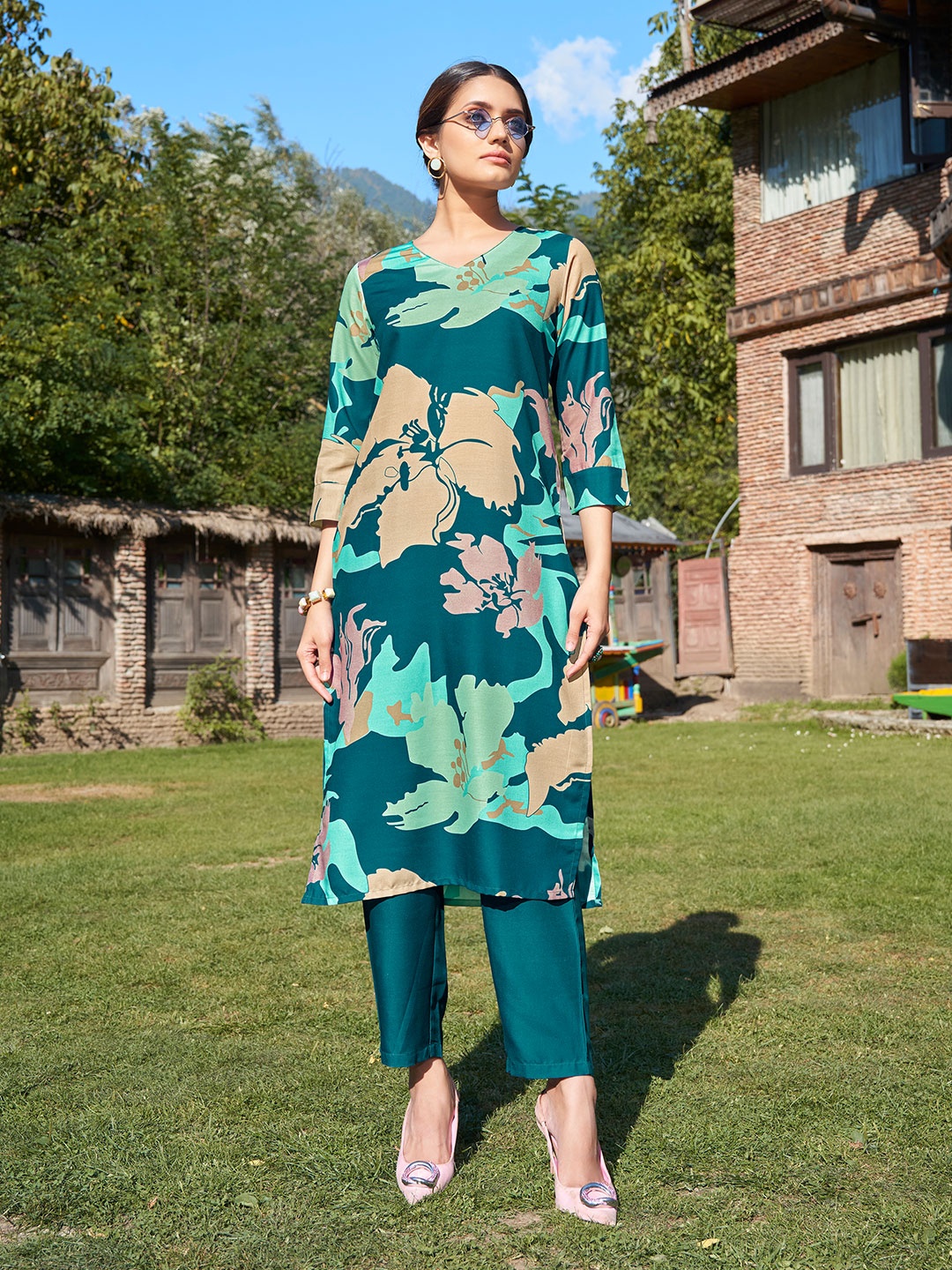 

DRESOUL Floral Printed V-Neck Three-Quarter Sleeves Pure Cotton Kurta With Trouser, Turquoise blue