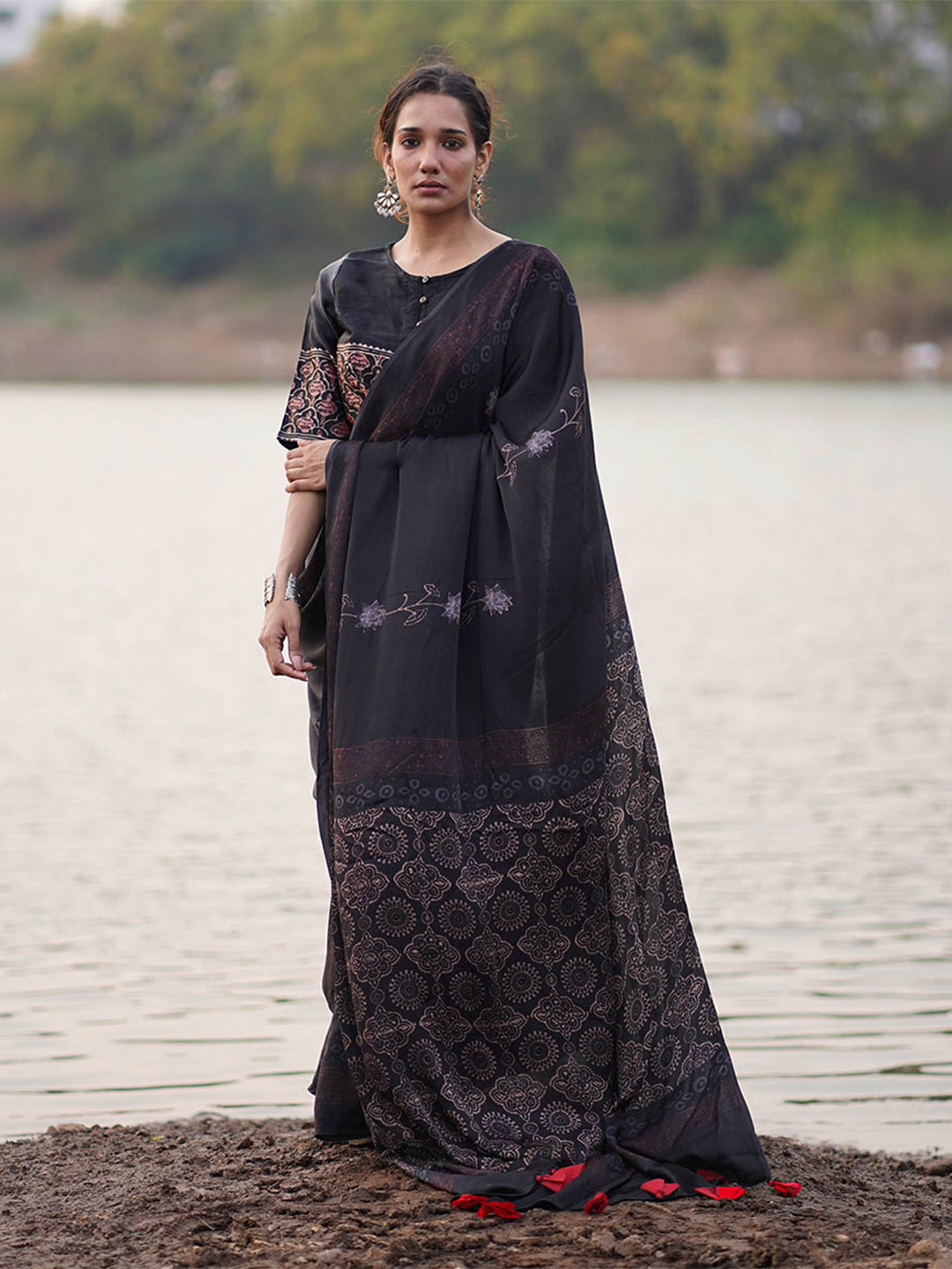 

Chidiyaa Ethnic Motifs Printed Block Print Saree With Blouse Piece, Black