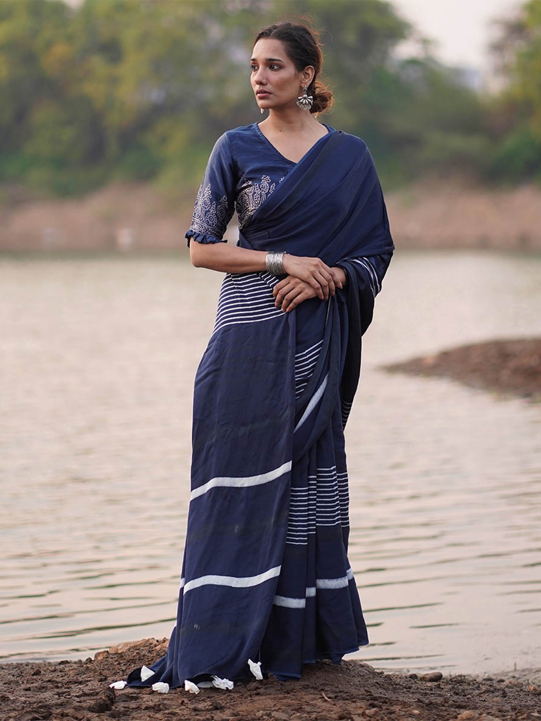 

Chidiyaa Striped Printed Block Print Saree With Blouse Piece, Blue