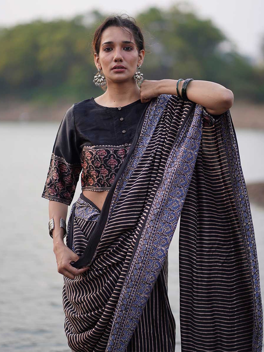 

Chidiyaa Striped Printed Saree, Black