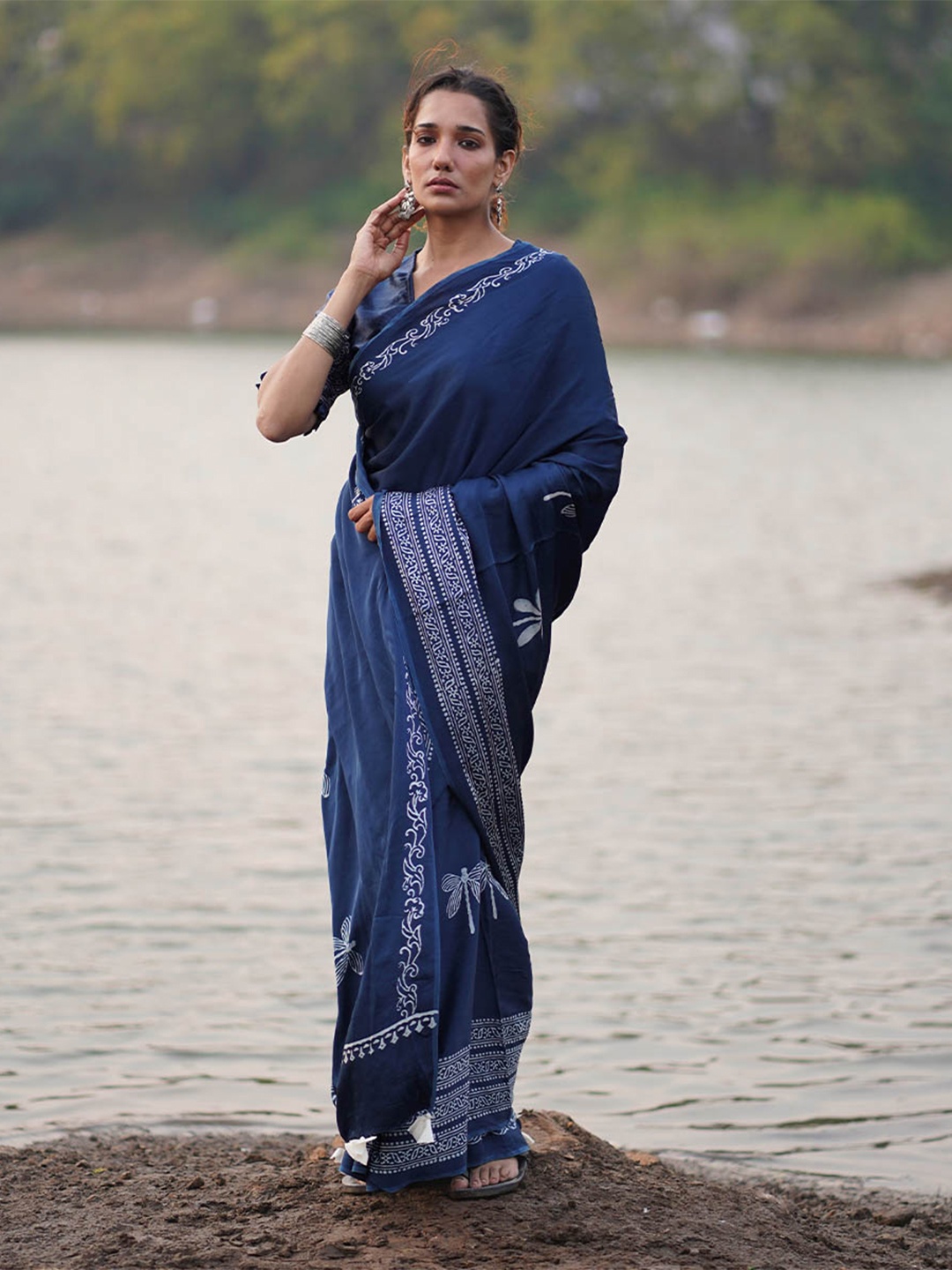 

Chidiyaa Abstract Printed Block Print Saree With Blouse Piece, Blue