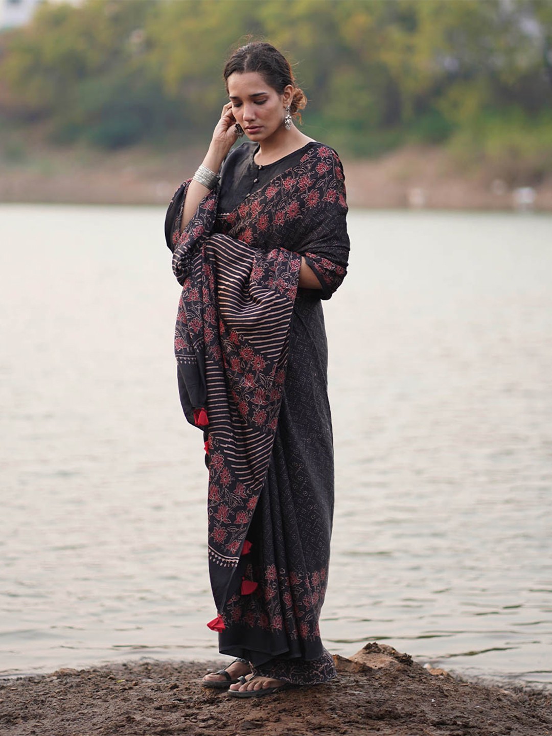 

Chidiyaa Ethnic Motifs Printed Block Print Saree With Blouse Piece, Black