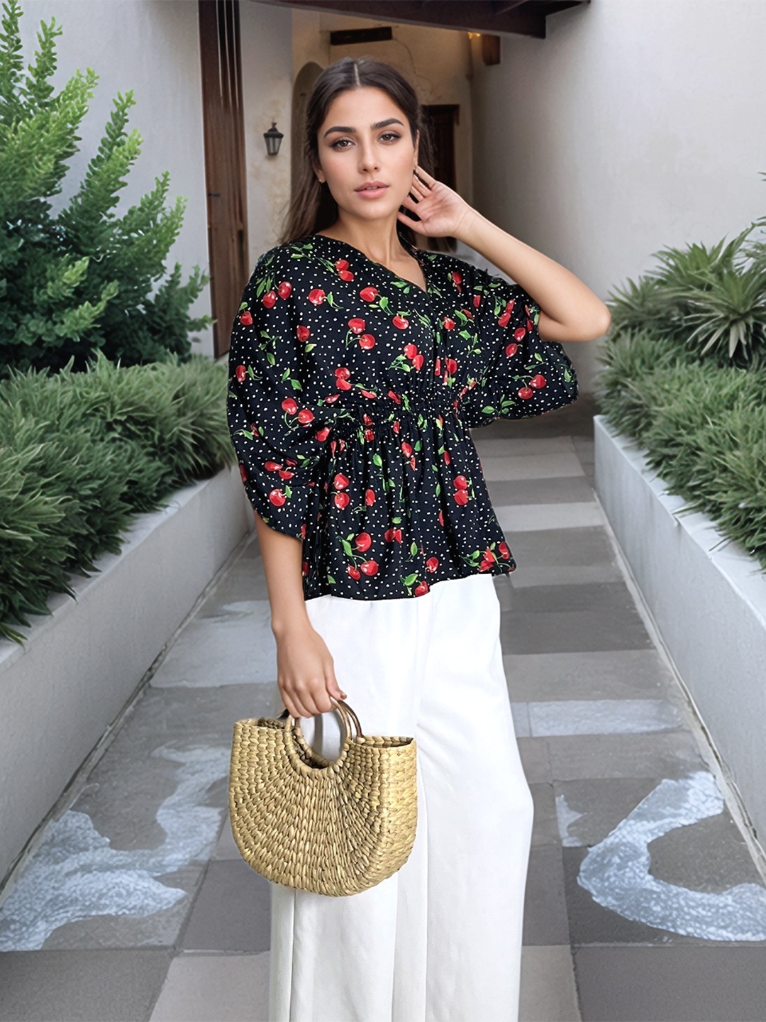 

Stylecast X Hersheinbox Floral Print Kimono Sleeve Kaftan Top, Black