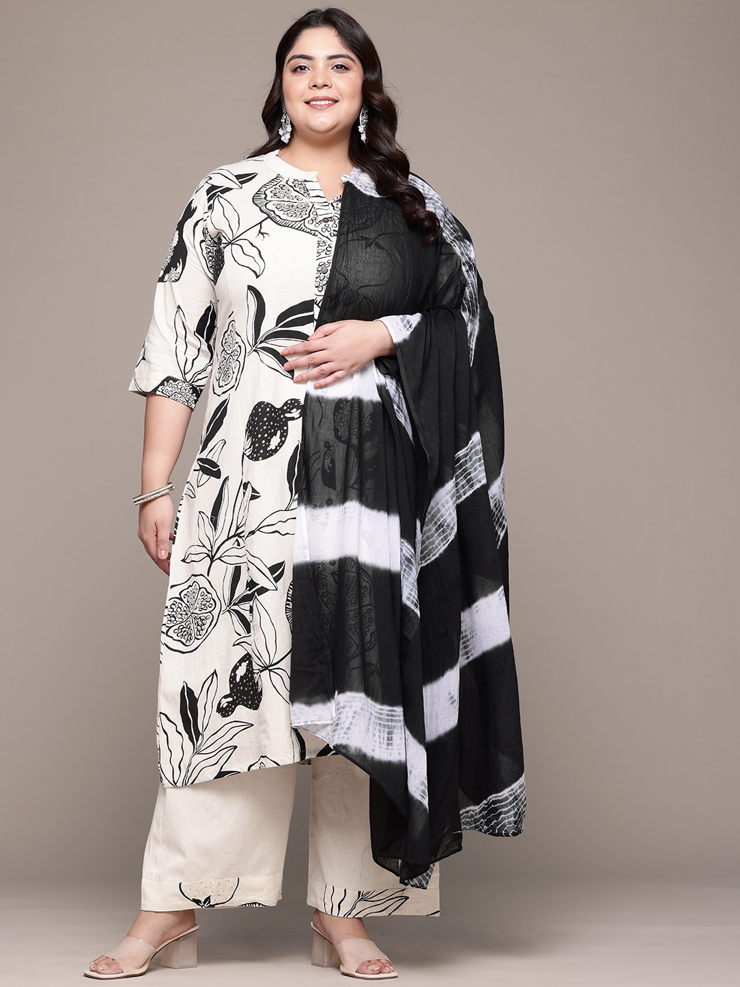 

Readiprint Plus Size Floral Printed Panelled Pure Cotton Kurta Set & Dupatta, Black