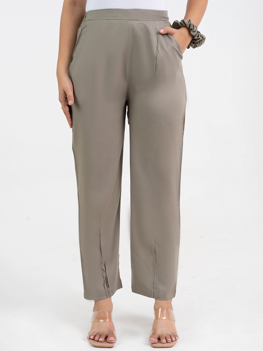 

GULABOSITABO Women Straight Fit Trousers with Pleated Bottoms, Brown