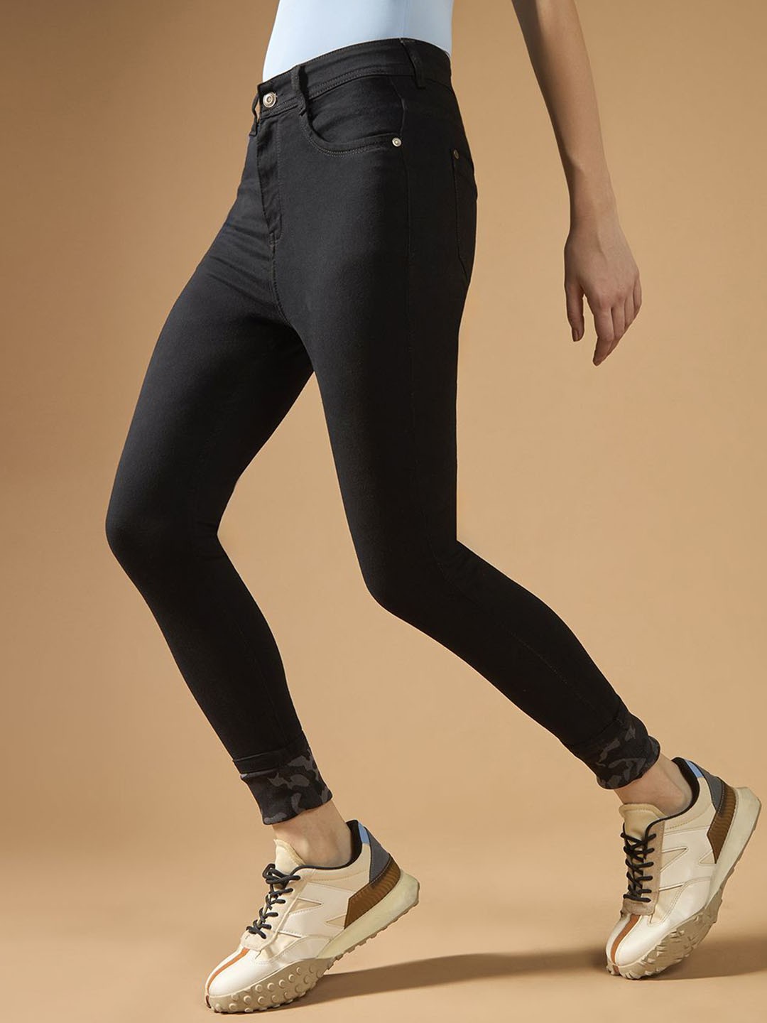 

DOLCE CRUDO Women Slim Fit High-Rise Stretchable Jeans, Black