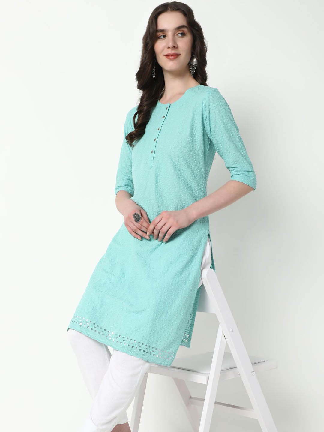 

SHOWOFF Floral Embroidered Round Neck Thread Work Straight Kurta, Green