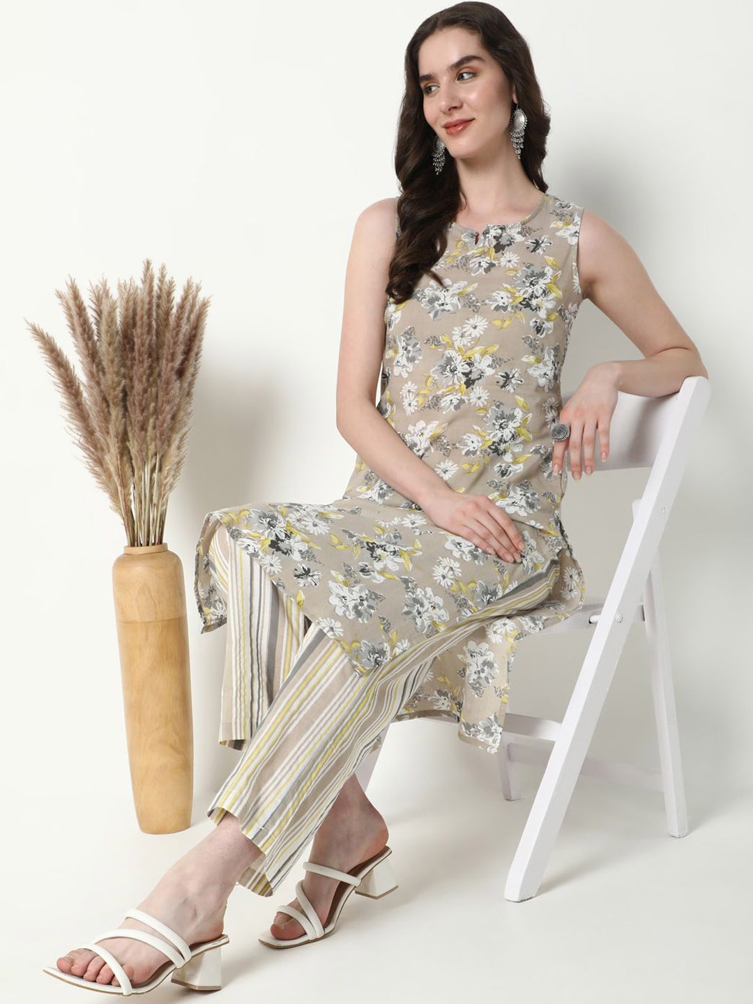 

SHOWOFF Floral Printed Straight Kurta With Trouser, Beige