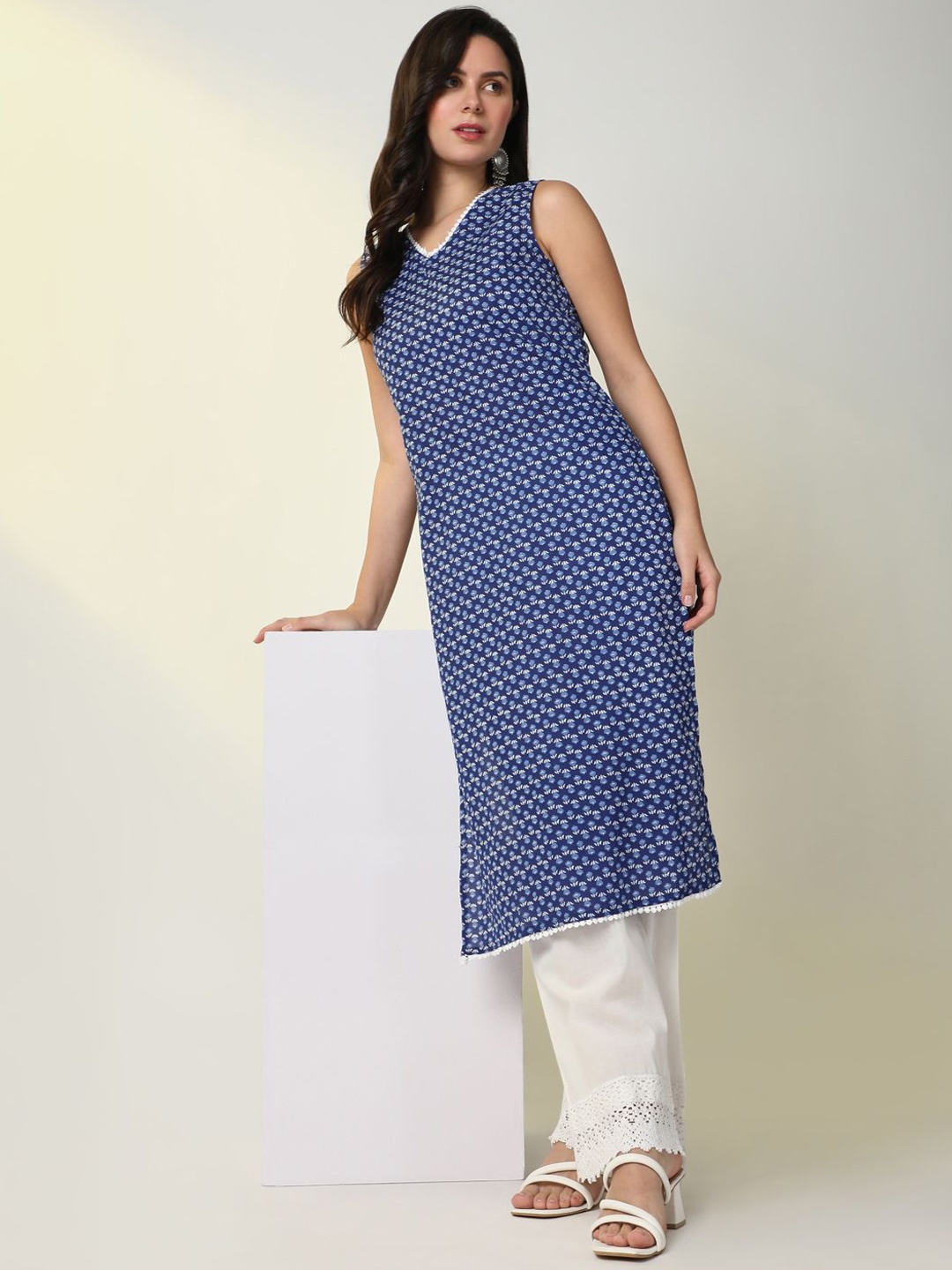 

SHOWOFF Floral Printed Straight Kurta With Trouser, Blue