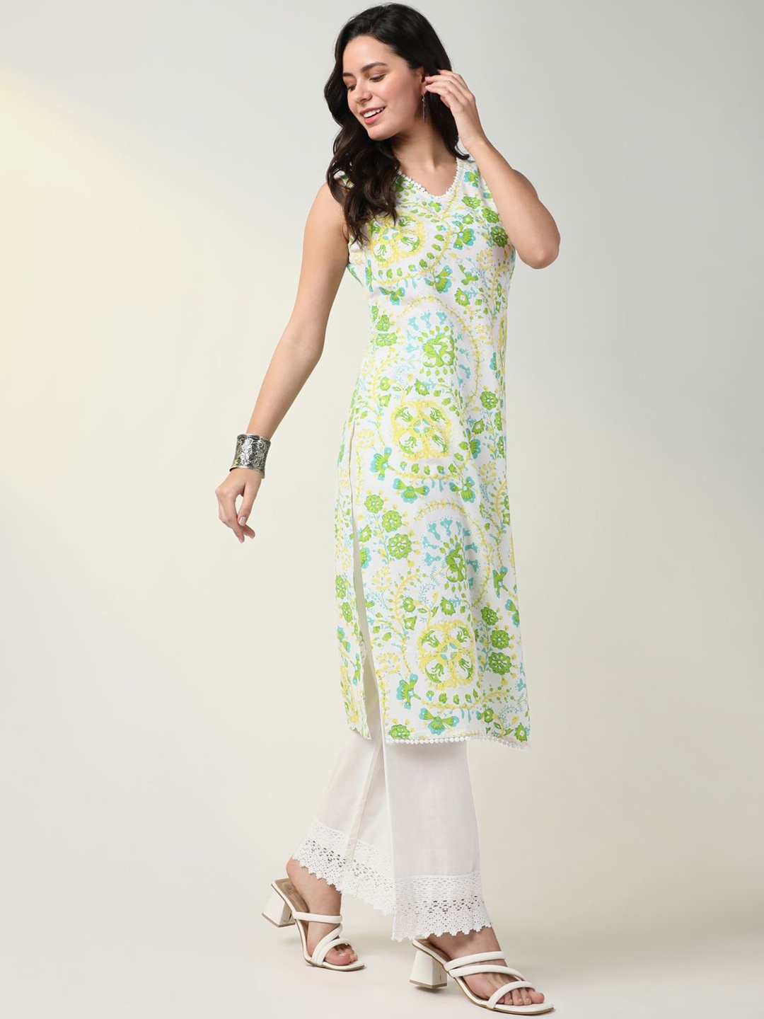 

SHOWOFF Floral Printed Straight Kurta With Trouser, Green