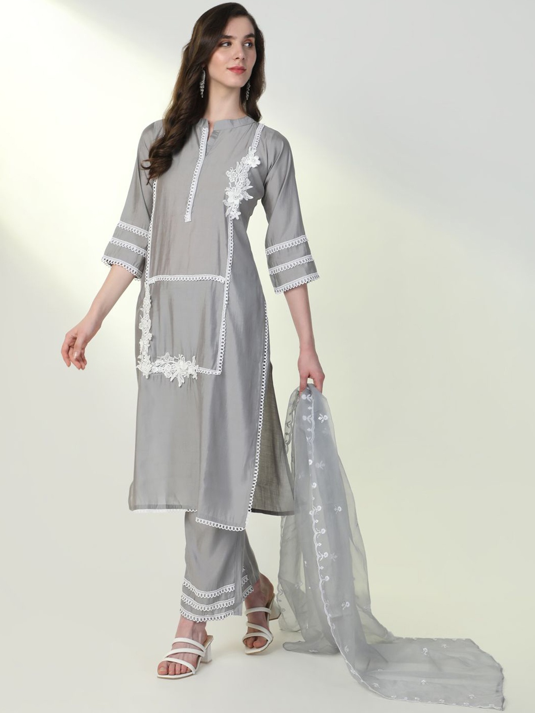 

SHOWOFF Floral Embroidered Mandarin Collar Straight Kurta With Trouser & Dupatta, Grey